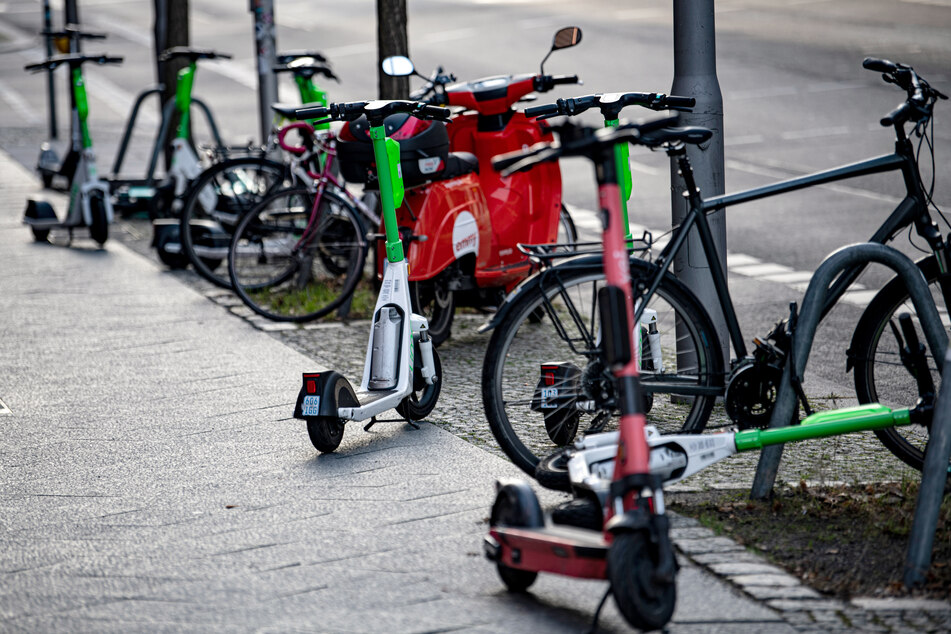 Die gestiegene Zahl der Unfälle bei Radfahrern und E-Rollern stimmt die sächsische Polizei besorgt.