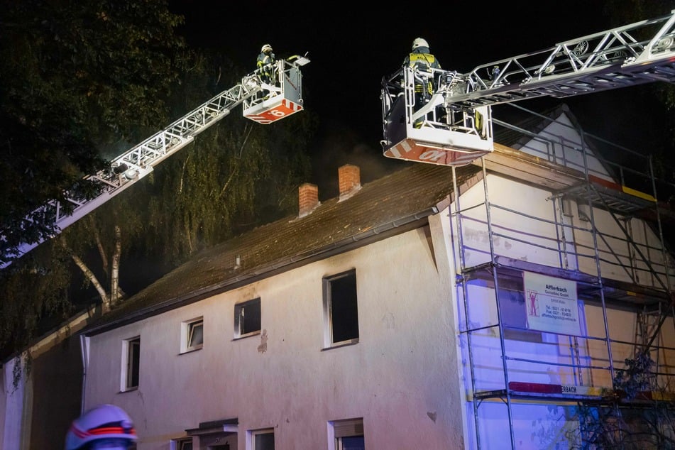 Gegen 00.59 Uhr wurden die Kameraden über das Feuer im ersten Obergeschoss informiert und konnten es anschließend schnell unter Kontrolle bringen.