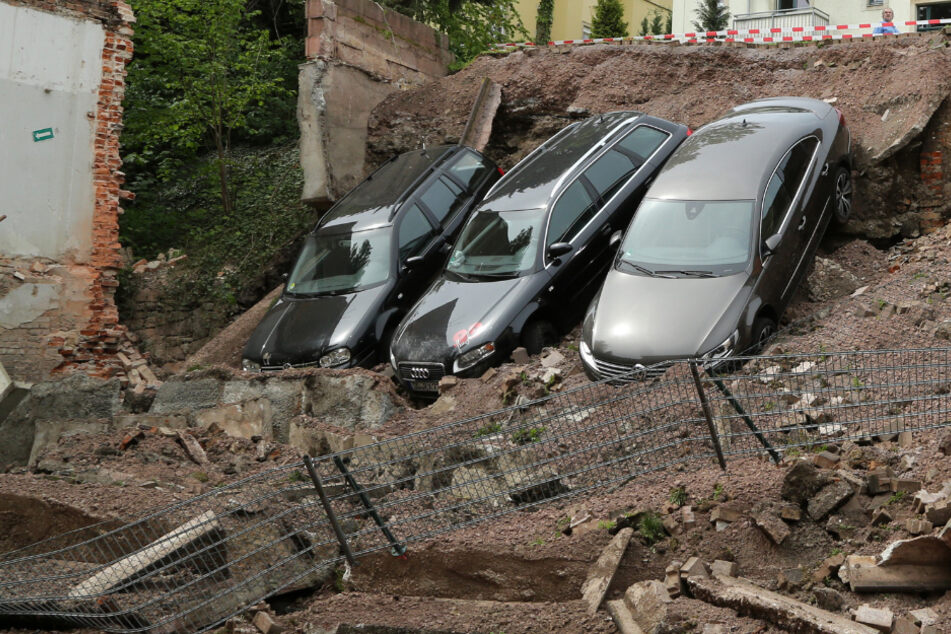 Einstürzende Parkplatzmauer reißt Autos in den Abgrund: Immo-Firma muss blechen