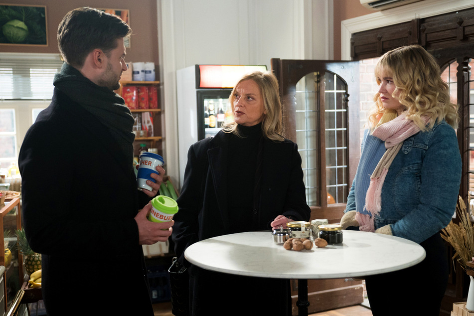 Simon (Thore Lüthje, v.l.n.r.), Doris (Annette Wunsch) und Charlotte (Malene Becker) sprechen darüber, wie es nach dem Tod von Peter weitergehen soll.