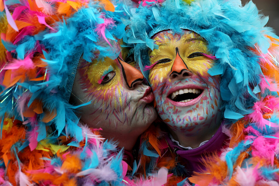 Normalerweise feiern Karnevalisten eng und feucht fröhlich zusammen.