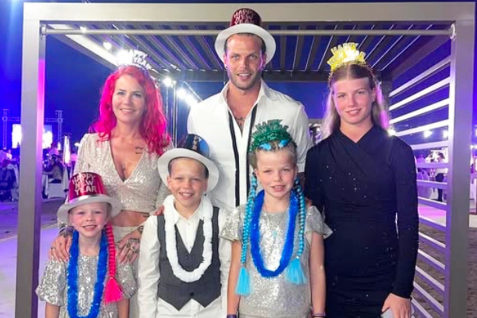 Da war die Welt noch in Ordnung: Familie Diekmeier vor zwei Jahren zu Silvester. Damals war Delani (heute 14, r.) noch gesund.