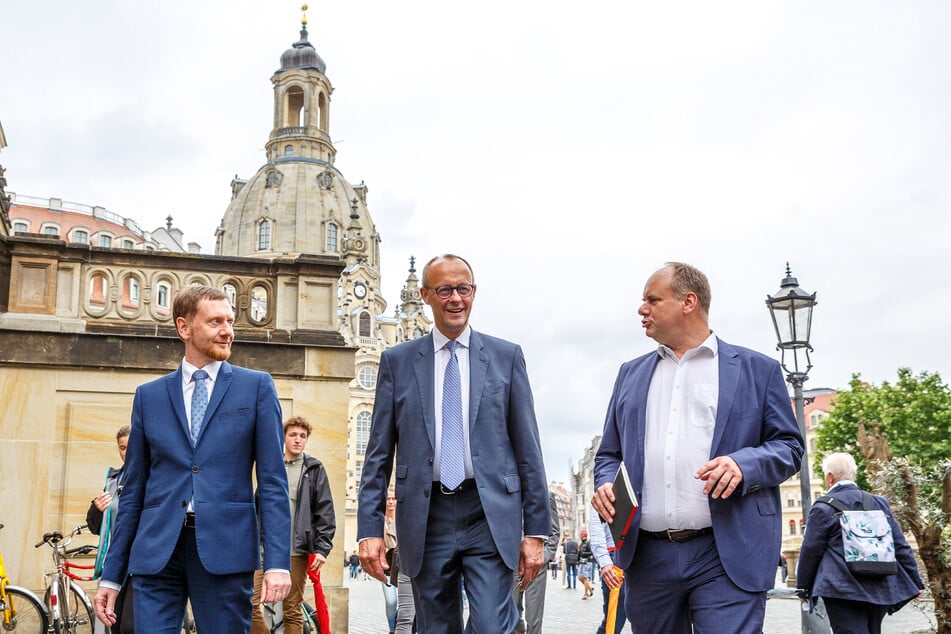 Ministerpräsident Michael Kretschmer (47, CDU, v.l.n.r.), CDU-Chef Friedrich Merz (66) und Dirk Hilbert (50, FDP), der Oberbürgermeister bleiben will.