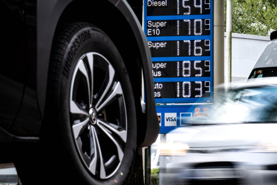 Der Unbekannte hatte die Tankstelle in Köln in der Nacht zu Samstag betreten und die Herausgabe von Bargeld und Zigaretten gefordert. (Symbolfoto)