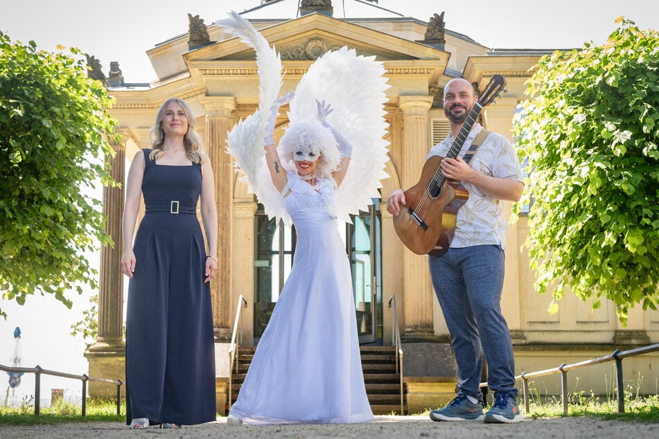 Treten bei der Schlössernacht auf (v.l.): Sängerin Anne Großhäuser, ein Walking Act von "Art of Choice" und Gitarrist Luca Caliva.
