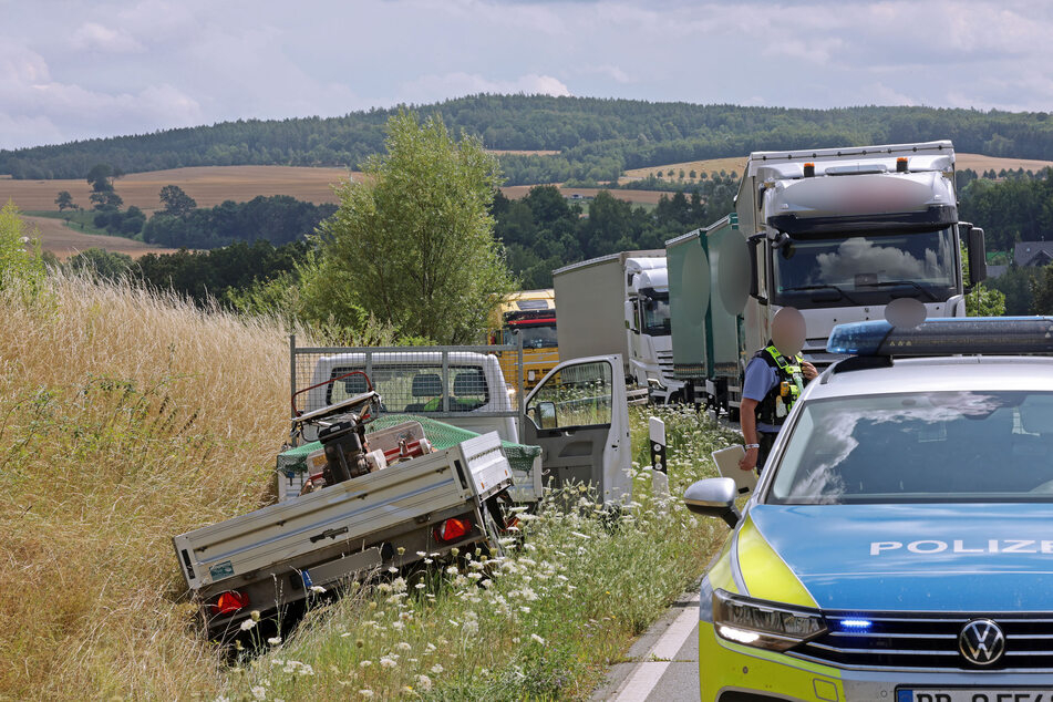 Der VW-Transporter kam nach einem Reifenplatzer von der Achatstraße in St. Egidien (Landkreis Zwickau) ab. Die Straße musste abgesperrt werden.