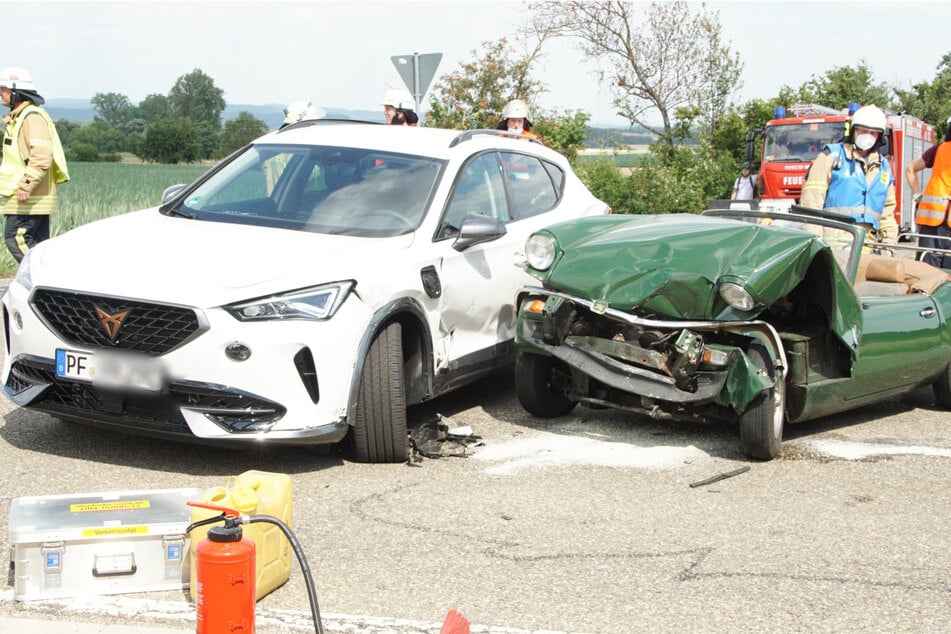 Oldtimer kollidiert mit SUV: Ein Fahrer schwer verletzt