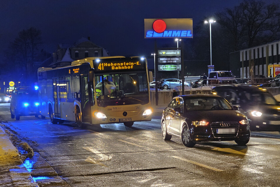 Auf der Zwickauer Straße in Chemnitz krachte am Freitagabend ein Audi mit einem Bus zusammen. Ein Fahrgast (65) wurde schwer verletzt.