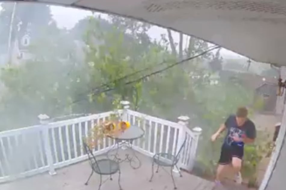Video: Junger Mann bei Sturm fast vom Baum erschlagen, das ist aber noch nicht alles