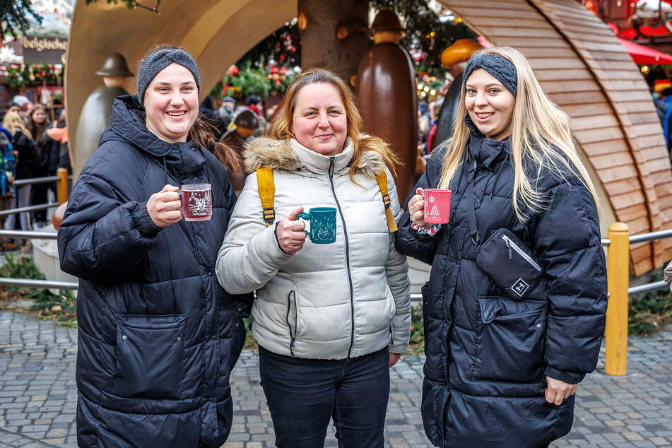Martina (24, l.), Hanka (46, M.) und Kristyna (22) kommen alljährlich zum Striezelmarkt.