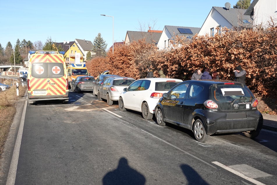 Die fünf beteiligten Fahrzeuge standen nach dem Unfall in Reih und Glied auf der Dresdner Straße.