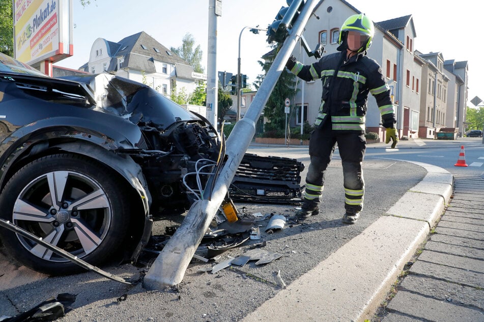 Völlig demoliert! Die Ampel knickte durch den Crash um.