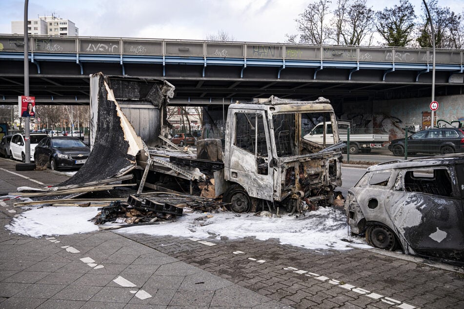 Ein ausgebrannter LKW in Berlin-Neukölln stellt nur einen kleinen Teil der Silvester-Randale von Berlin dar.