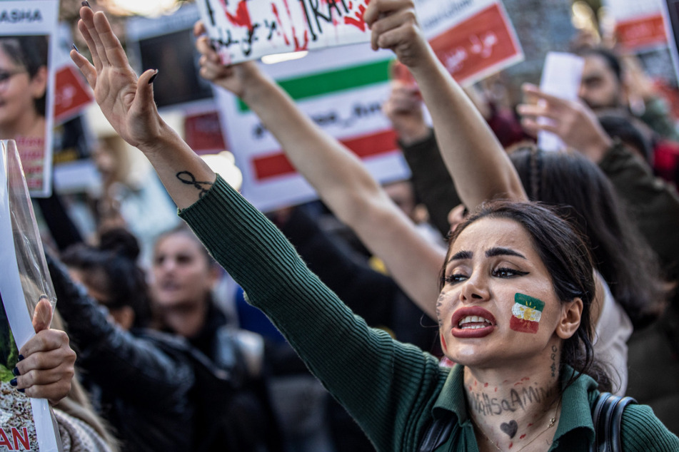 Köln: 6000 Teilnehmer zu Iran-Demos in Köln angemeldet: 22-Jährige tot geprügelt?