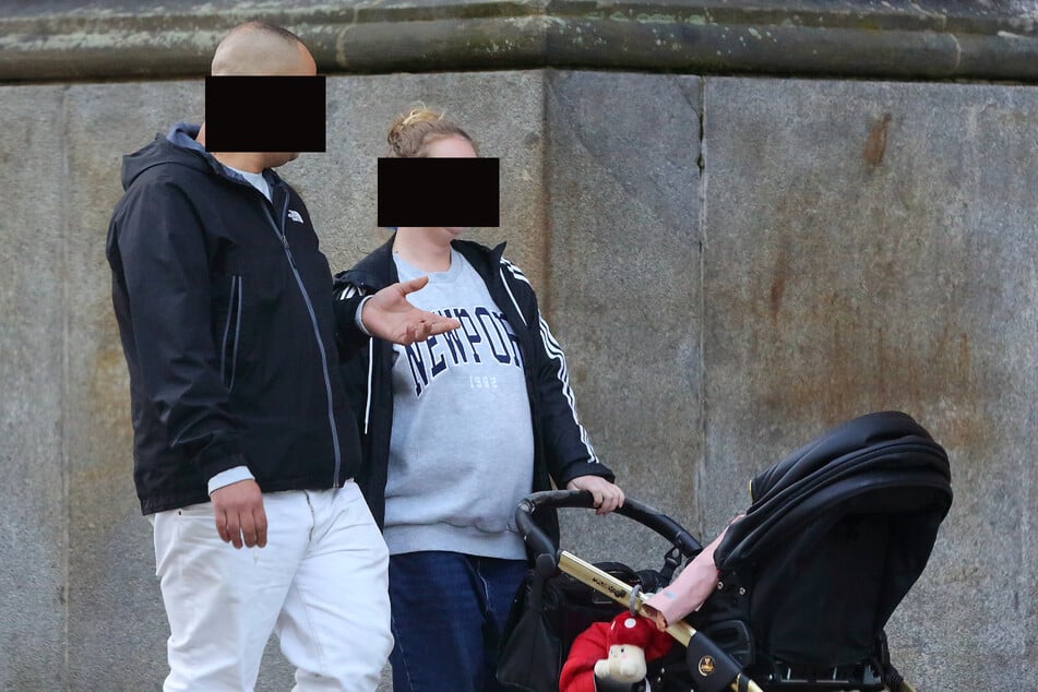 Linda (32) und Moussa L. (35) kamen mit ihrer kleinen Tochter ins Gericht. Das Kind hockte im Prozess mit auf der Anklagebank.