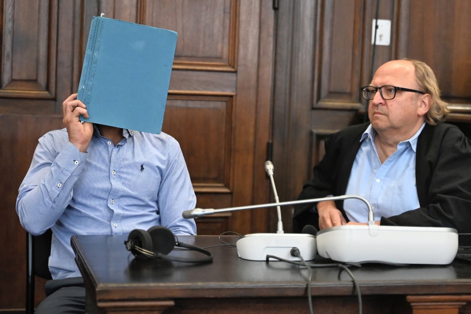 Der Angeklagte (33) sitzt mit seinem Anwalt Tim Burkert (r.) im Strafjustizgebäude in Hamburg. (Archivfoto)