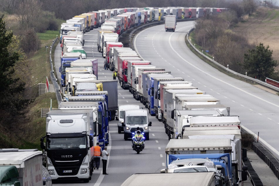 Auch am Donnerstag stauten sich die LKWs und andere Fahrzeuge auf der A4 Dresden - Görlitz.