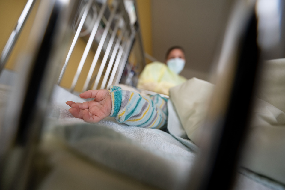 Ein am Respiratorischen Synzytial-Virus (RS-Virus oder RSV) erkranktes Kind liegt auf einer Stuttgarter Kinderstation in einem Krankenbett.