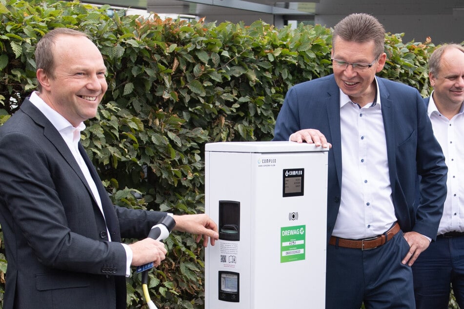 Umwelt- und Energieminister Wolfram Günther (51, Grüne, l. mit Reinhard de Vries von VW Sachsen) fordert einen schnelleren Ausbau des Ladenetzes.