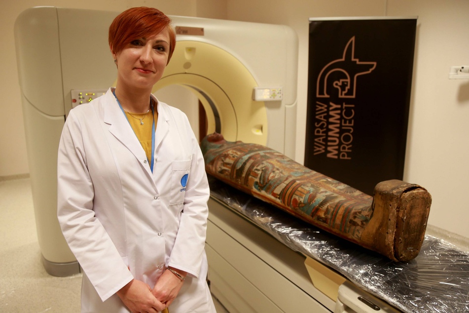 Polish anthropologist and archaeologist Marzena Ozarek-Szilke next to a mummy (archive photo).