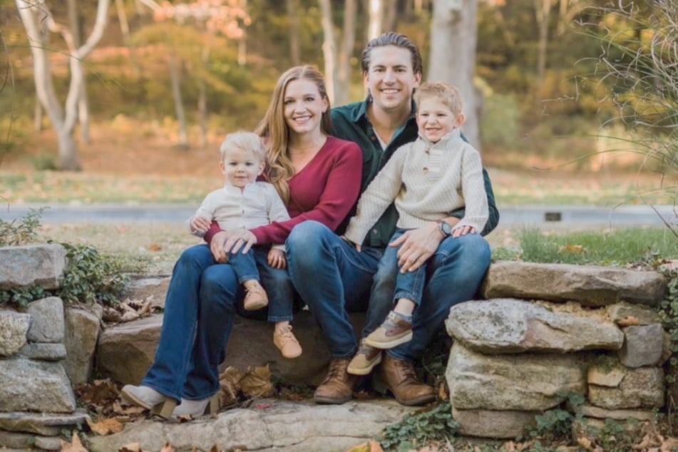 Tyler und Lauren Bouldin mit ihren zwei Kids. Heute lebt die Familie glücklich in ihrem sanierten Traumhaus.