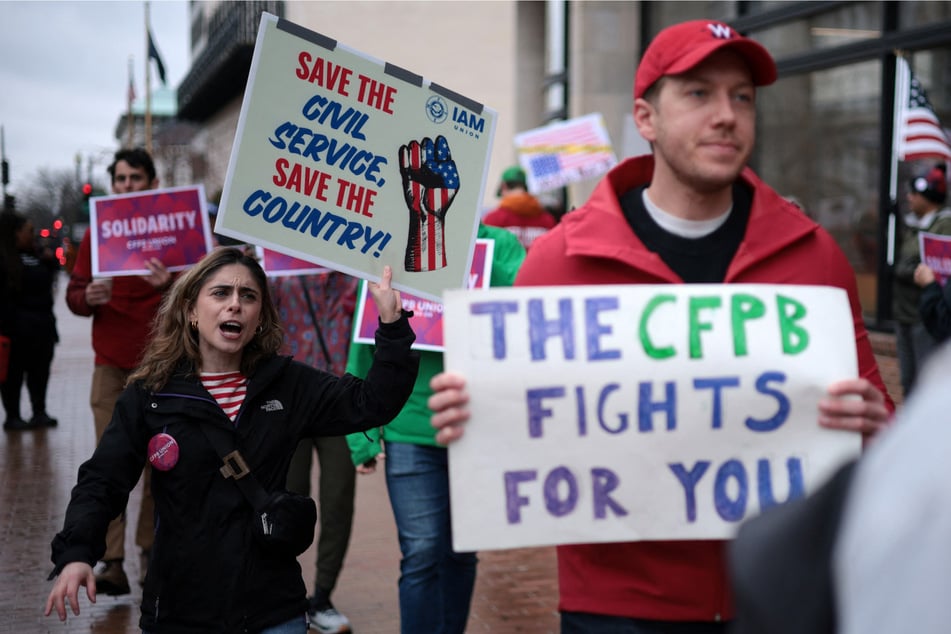 A US appeals court has cleared the way for the Trump administration to implement mass firings at the Consumer Financial Protection Bureau.