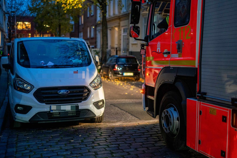Hamburg: Aus traurigem Grund: Polizei und Feuerwehr proben den Ernstfall und lassen Autos abschleppen