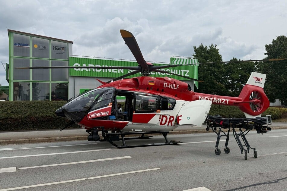 Ein Rettungshubschrauber brachte die Verletzte in eine Klinik.