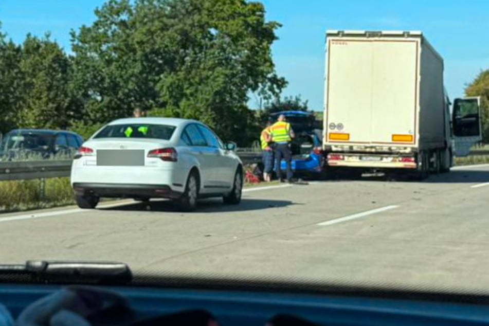 Unfall A14: Lasterfahrer verliert die Kontrolle und klemmt Auto ein: Unfall sorgt für Stau auf der A14