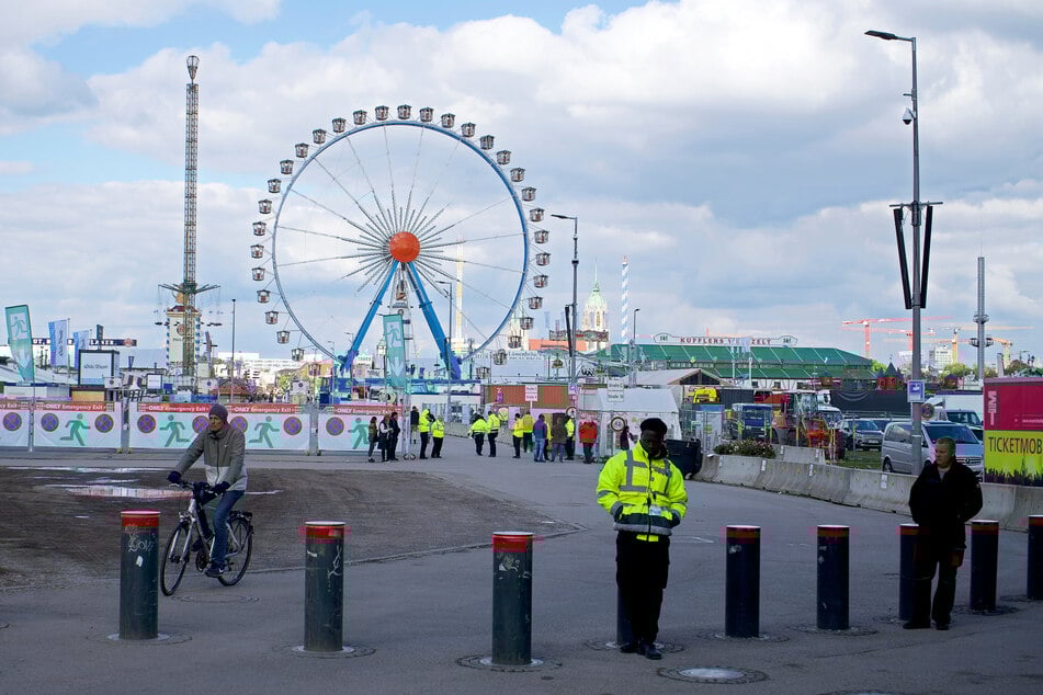 Das Münchner Oktoberfest bleibt wegen einer Sprengstoffdrohung vorerst geschlossen.