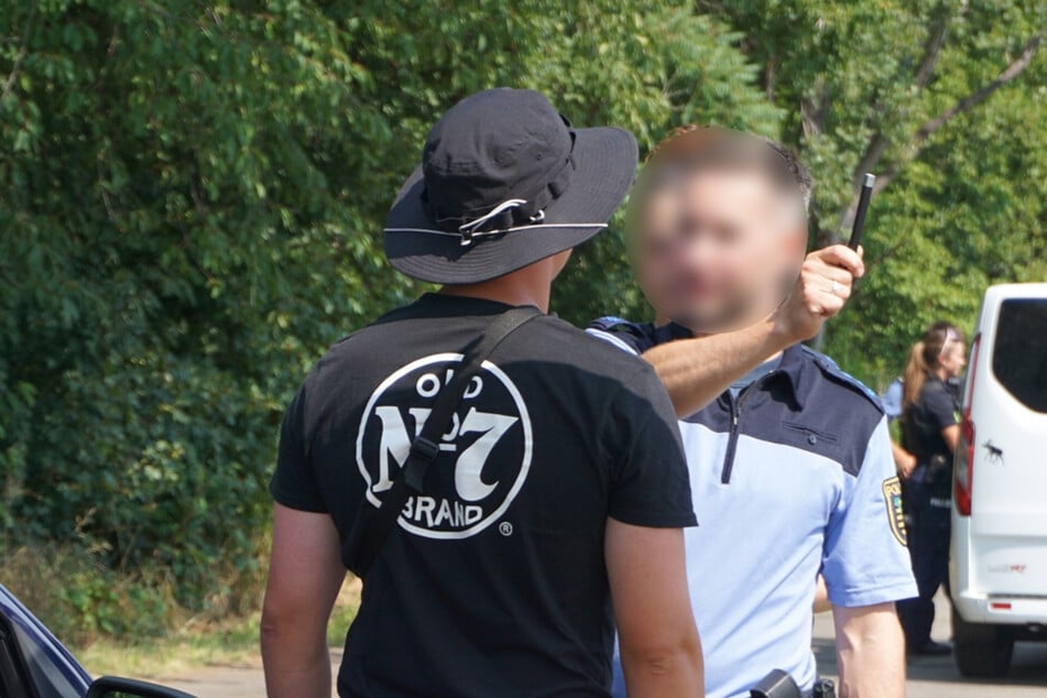 Ein Beamter führte bei einem Autofahrer einen Pupillentest durch.