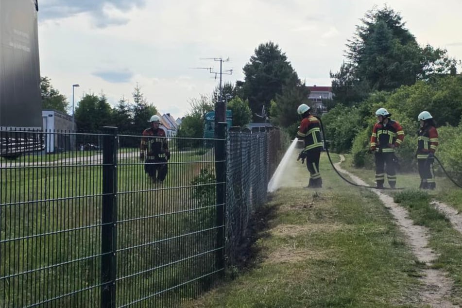 Bei beiden Bränden hatten Anwohner zuvor zwei Jugendliche beobachtet, die mit Feuerwerkskörpern hantiert hatten.