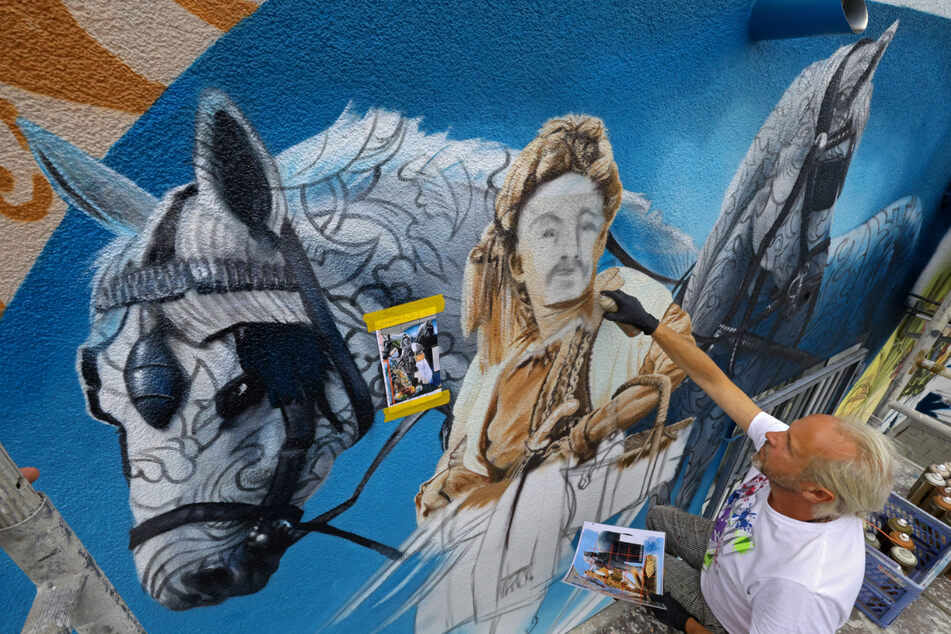 Graffitikünstler Tasso (55) lässt Karl May mit zwei Pferden im Einkaufscenter anrücken.