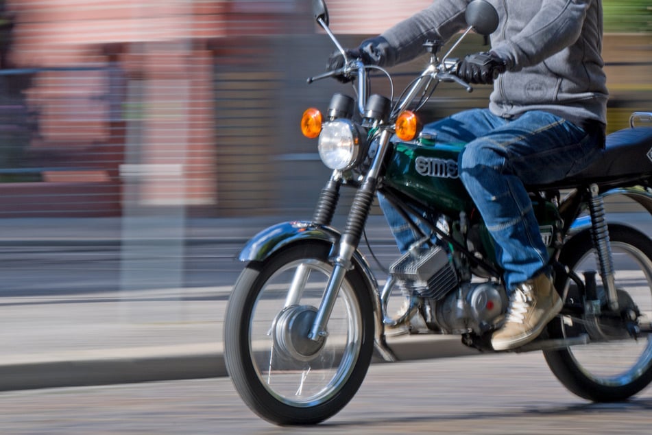 Fahrradfahrer stößt Simson-Fahrerin (16) um und schlägt zu: Als Polizei ihn stellt, rastet er aus