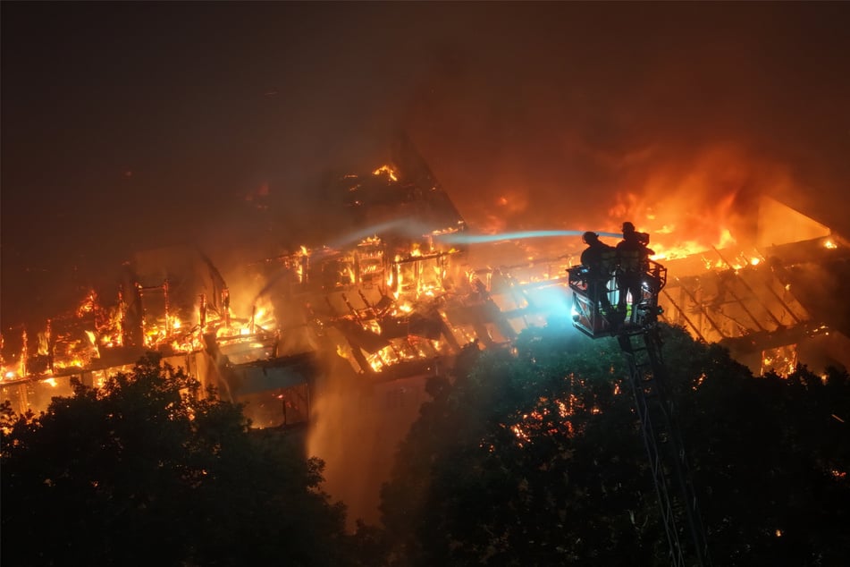 Die Feuerwehrleute versuchten das Feuer unter anderem über Drehleitern zu bekämpfen.