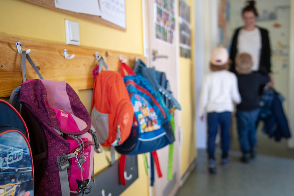 Kinderrucksäcke hängen im Eingangsbereich eines Kindergartens. (Symbolbild)