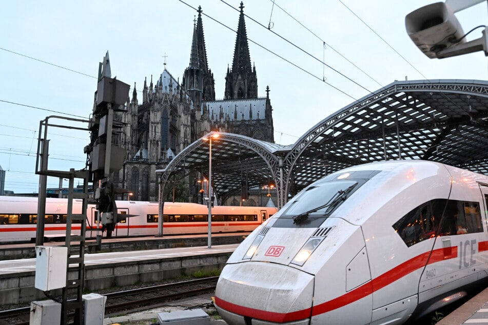 Ab 15. Oktober sind die neuen Verbindungen in der Fahrplanauskunft auf bahn.de und im DB Navigator abrufbar. Dann beginnt auch der Verkauf der Fahrkarten - diese können bis zu zwölf Monate im Voraus gebucht werden.