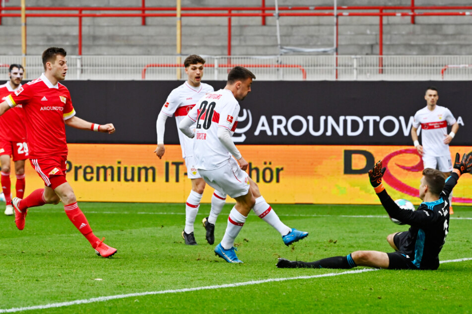 Philipp Förster (Mitte) trifft zum 2:1-Anschluss für den VfB.