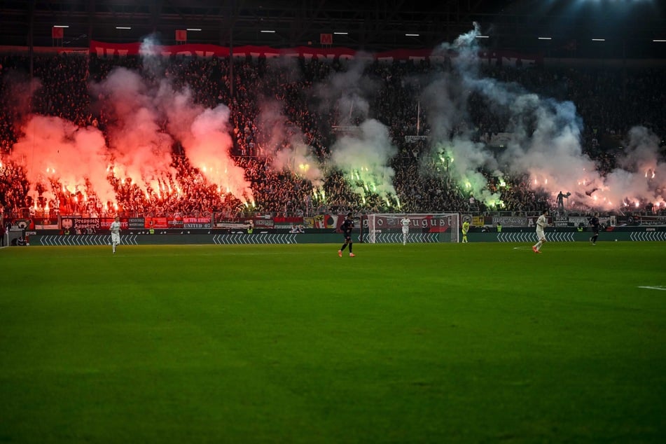 Fans brannten beim Spiel Augsburg gegen Mainz in der WWK-Arena Pyrotechnik ab.