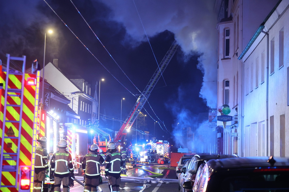 Eine vierköpfige Familie, die im Dachgeschoss des Mehrfamilienhauses in der Grünewalder Straße in Solingen lebte, kam bei dem Brand ums Leben.