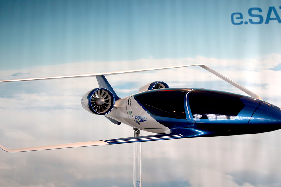 Das erste Modell des elektrisch/hybridelektrisch angetriebenen Flugzeugprojektes Silent Air Taxi steht auf einer Säule
