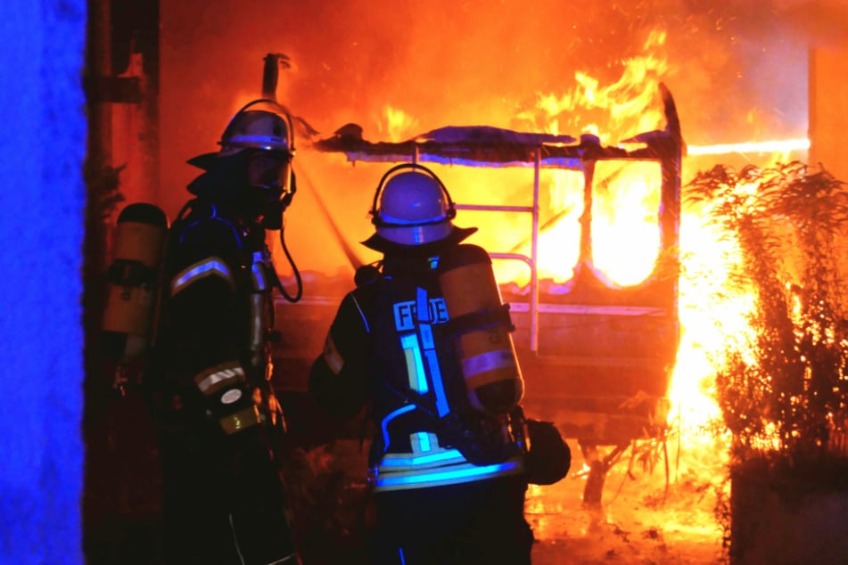In der Nacht zu Montag hat in Celle ein Wohnwagen lichterloh gebrannt.