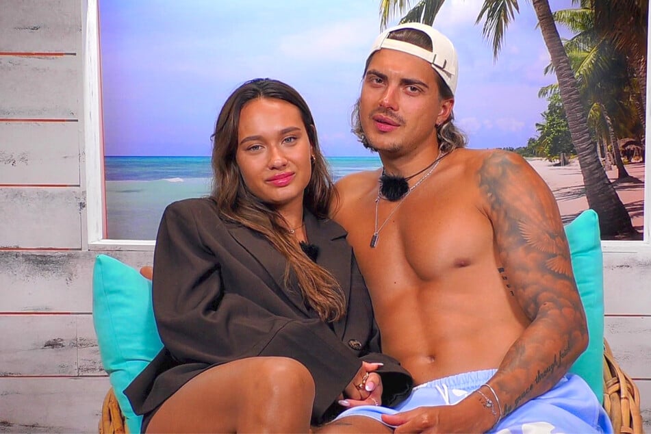 Marla (26) und Tim (29) sind sich nicht so ganz sicher, wie ernst es Eva und Jannik miteinander meinen.