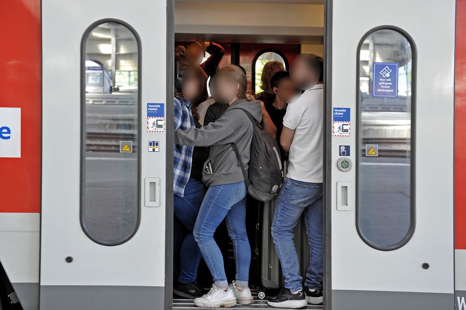 Täglicher Fahrgast-Frust im RE 6: Passagiere müssen sich oftmals in den zu quetschen.
