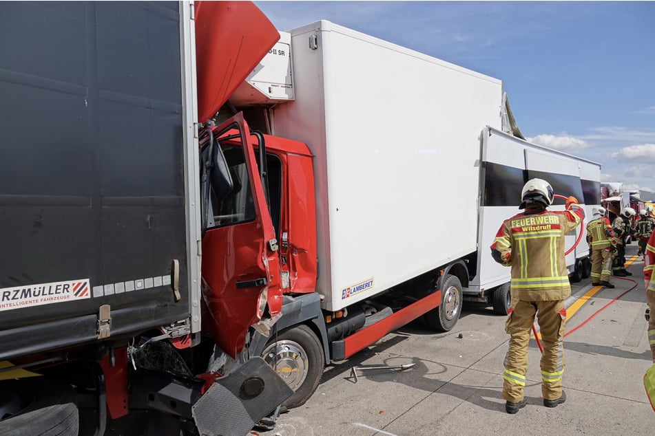 Insgesamt vier Fahrzeuge waren beteiligt. Drei Personen wurden verletzt.