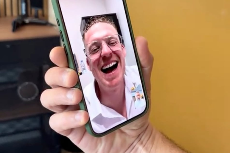 Stuarts bester Freund konnte sich ein Lachen nicht verkneifen, war letzten Endes aber schwer begeistert.
