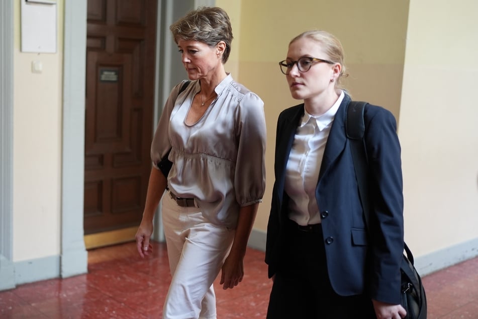 Block-Anwältin Paula Wlodarek (r.) und Christina Block (l.) verlassen das Gebäude zur Mittagspause.