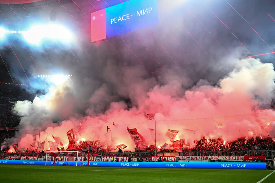 Kurz vor dem Anpfiff bringen die Münchner Fans den gesamten Block zum Leuchten.