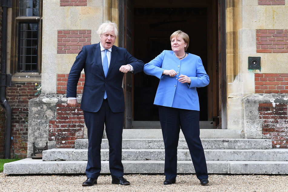 Ellenbogen an Ellenbogen grinsen Boris Johnson (57) und Angela Merkel (66, CDU) in die Kameras.