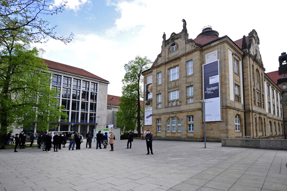 Der "Arthur-Weiner-Platz" vor den Kunstsammlungen bei der Einweihung am Samstagabend.
